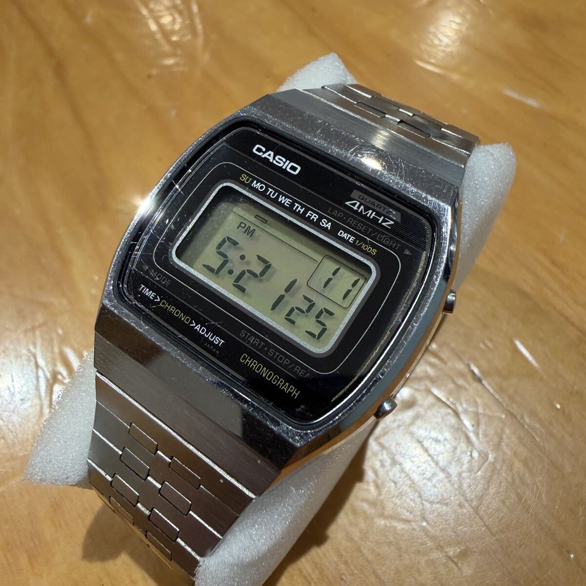 Casio Casiotron H103 不鏽鋼數字錶，面盤標示 QUARTZ 4MHZ