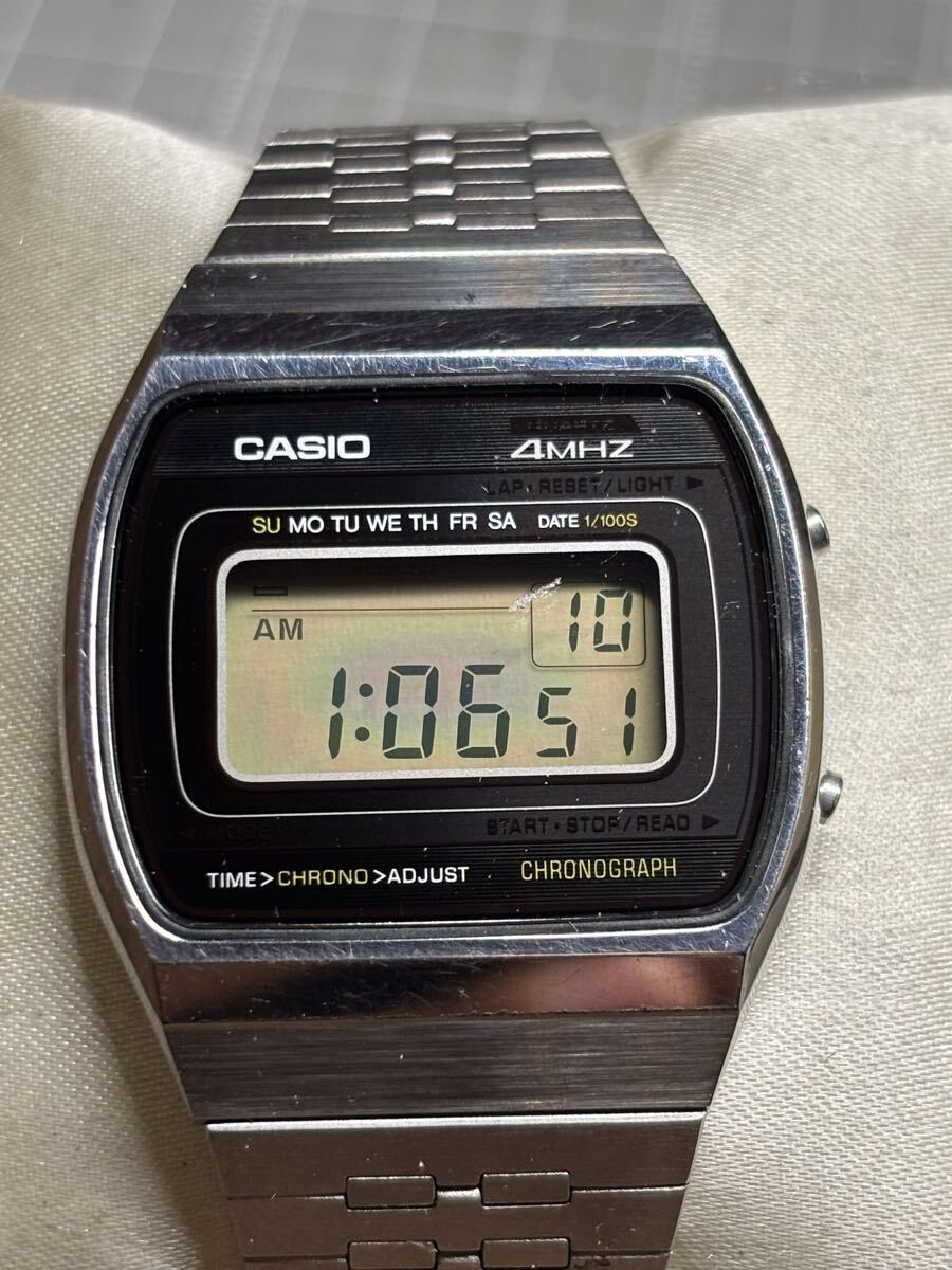 H103 正面全身：顯示 AM 1:06 51 與日期 10（主圖來源）