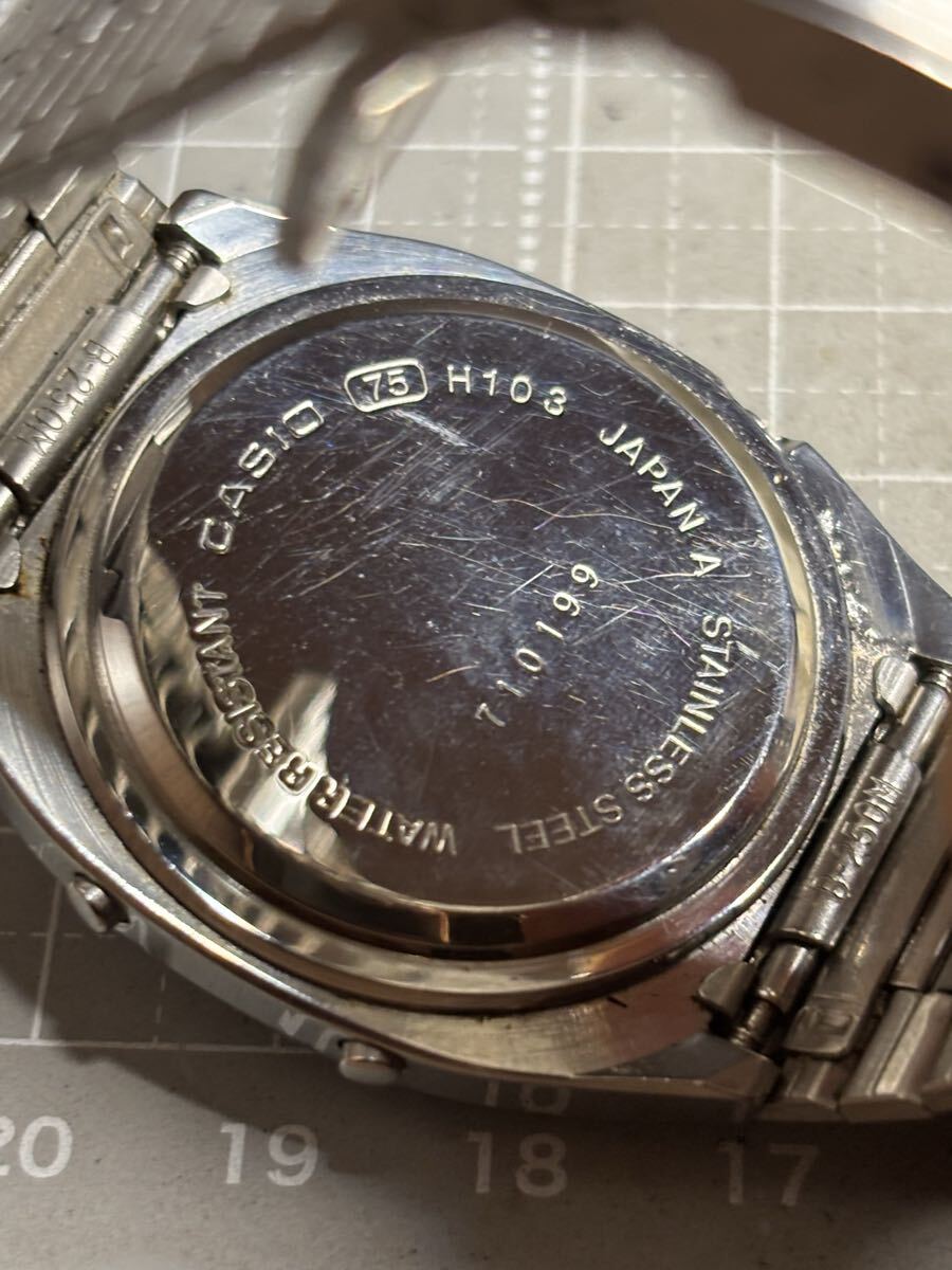 H103 底蓋特寫：刻印 CASIO·方框 75·H103·JAPAN A·STAINLESS STEEL·WATER RESISTANT 與序號 710199