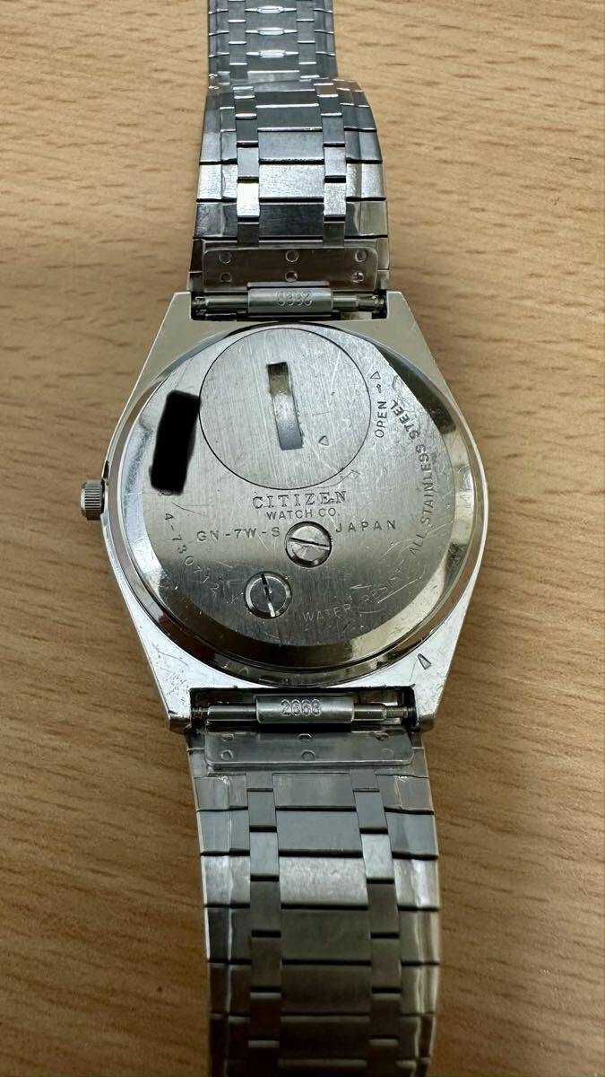 底蓋刻印特寫，含殼號 4-730712與案體代號 GN-7W-S及兩顆外部螺絲與鍊節 2668